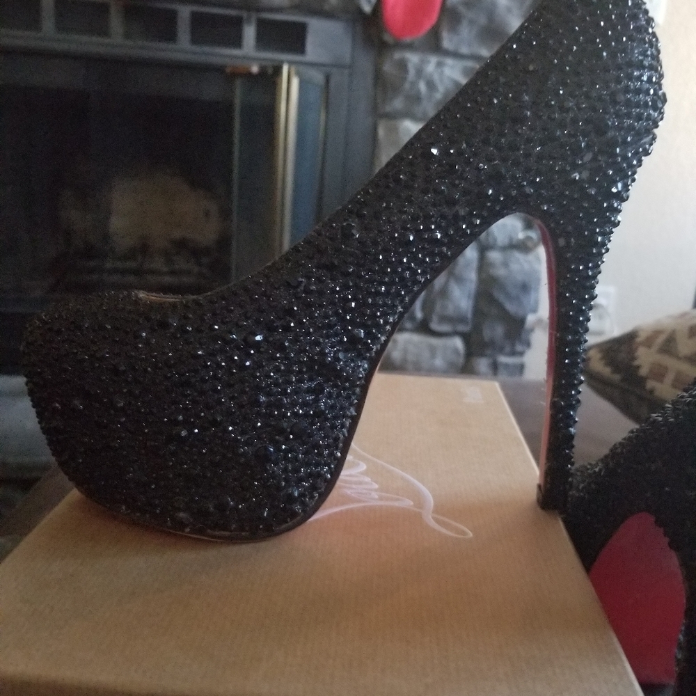 Slightly Used shoes - Picture 3 of 4